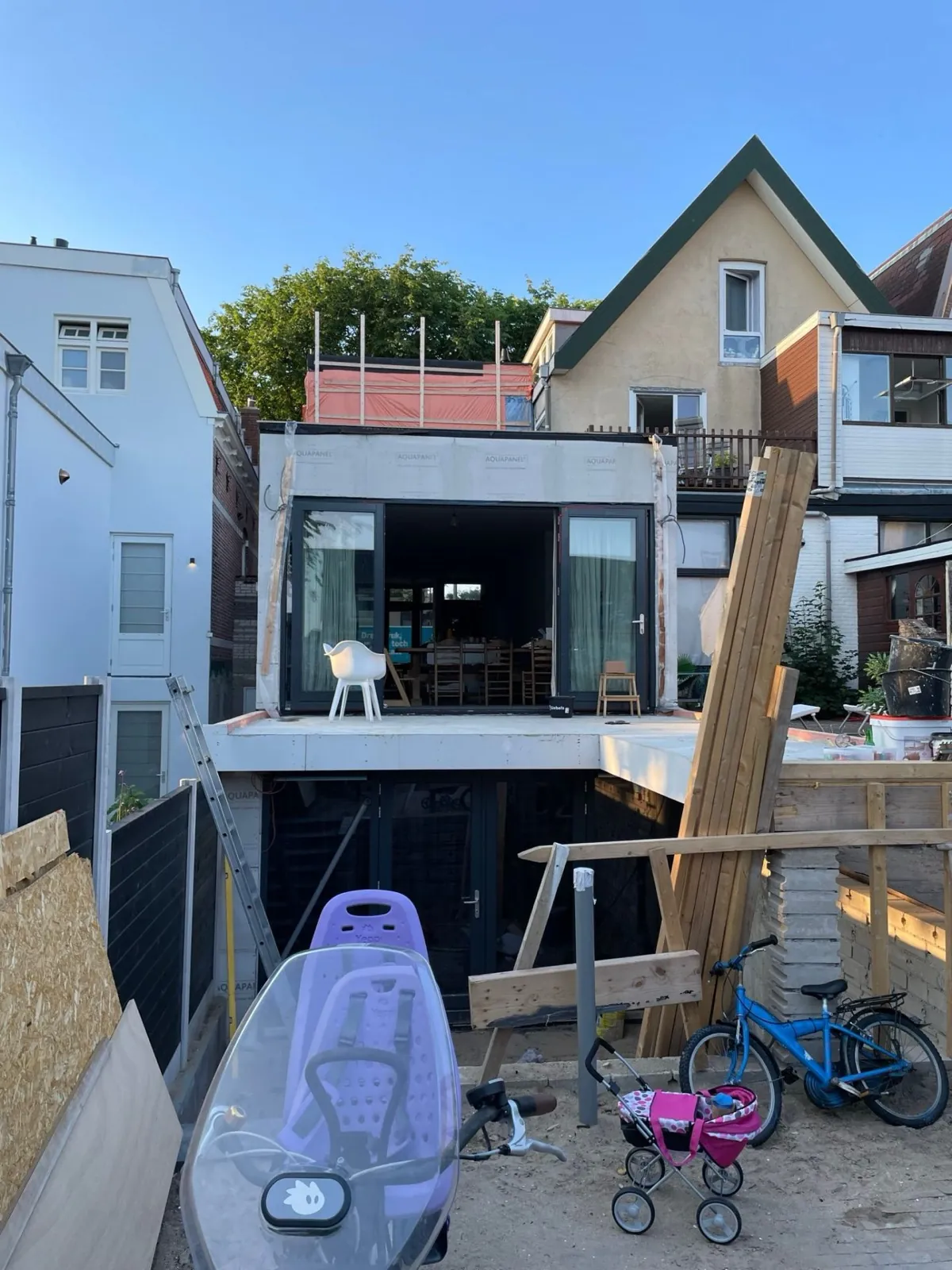 Uitbouw over twee lagen aan de achterzijde van een woning