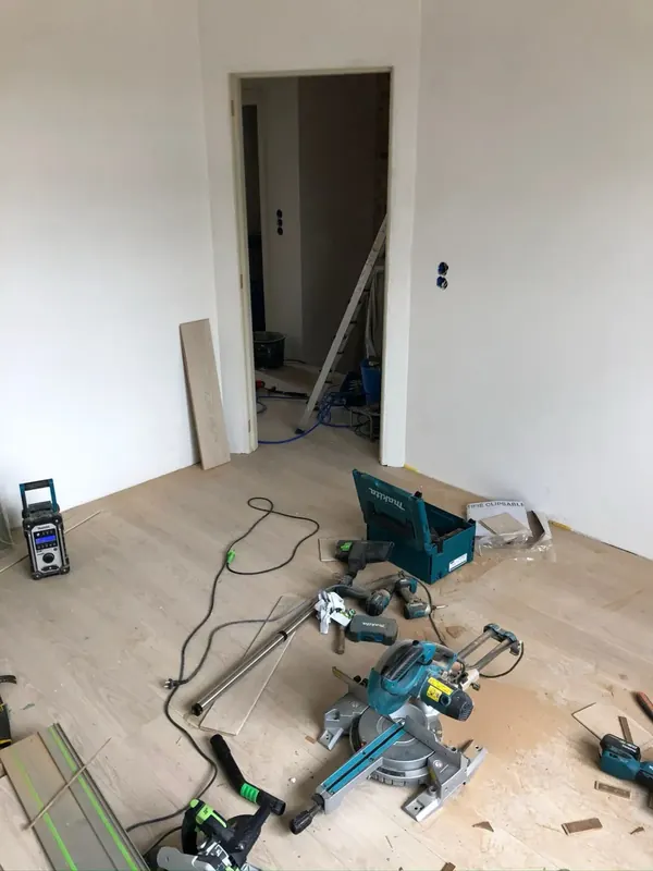 Houten vloer leggen op de zolderverdieping