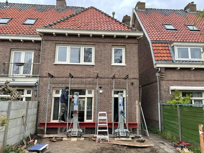 Stalen ligger in de voorgevel boven een nieuwe opening