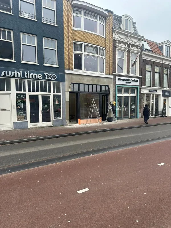 Winkelpui gezien vanaf de straat